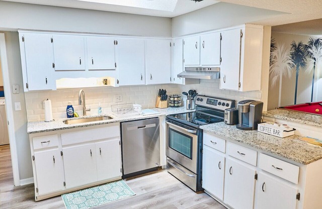 Beachy Bungalow: 3BR Home w/Billiards/grill!