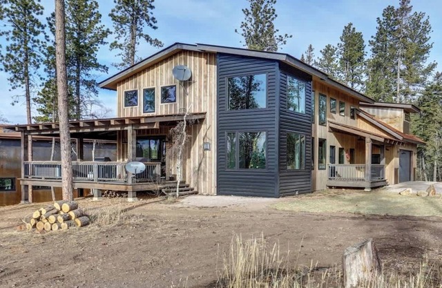 Bearded Wonder – Hot tub, shuffleboard, foosball & modern rustic mountain luxury!