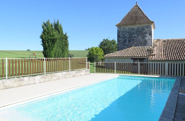 Beautiful apartment in villa for 6 guests with pool, TV, terrace and panoramic view