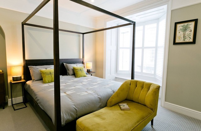 Beau Townhouse - a coastal that sleeps 10 guests in 5 bedrooms