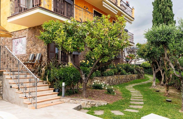 Beautiful apartment in villa for 5 guests with WIFI, A/C, pool, terrace and pets allowed