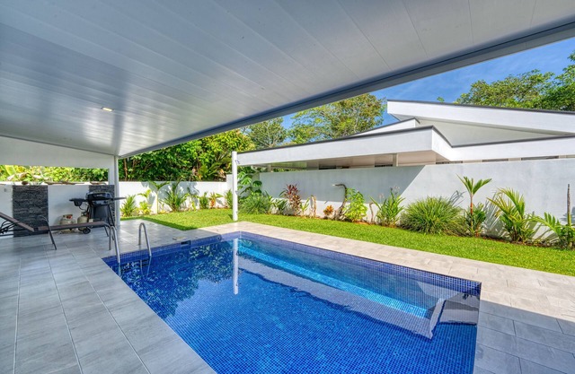 Beautiful NEW HOUSE with private pool!