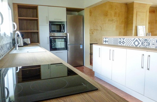 Beautiful vacation home in white Bordelais stone in the heart of the vineyards of Saint Emilion.