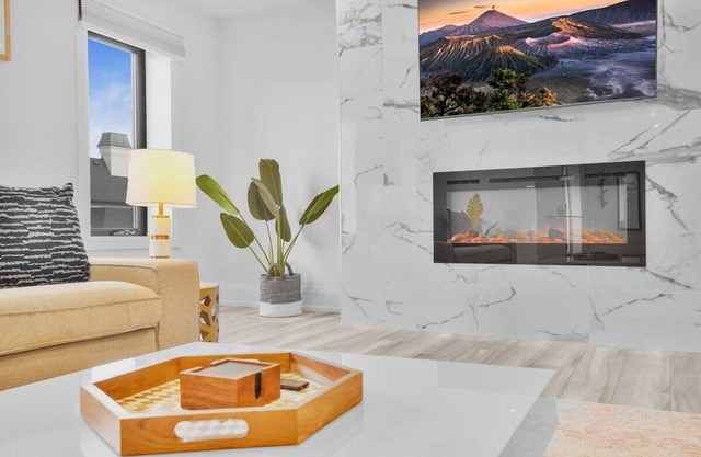 Beautiful 1BR Loft w Parking!