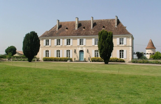 Beautiful 15th century Château in rural France ! Private Pool/Tennis court
