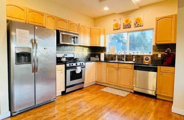 Beautiful 2 Bdrm Home- Location & Gorgeous VIEWS