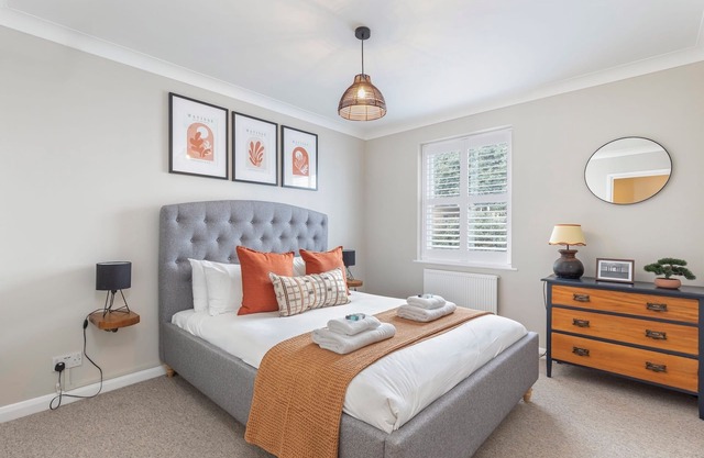 Beautiful 2 Bed property with parking by the sea