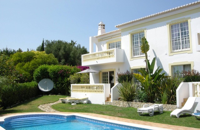 Beautiful 2 Bedroom Apartment With Large Pool In Private Garden And Sea Views