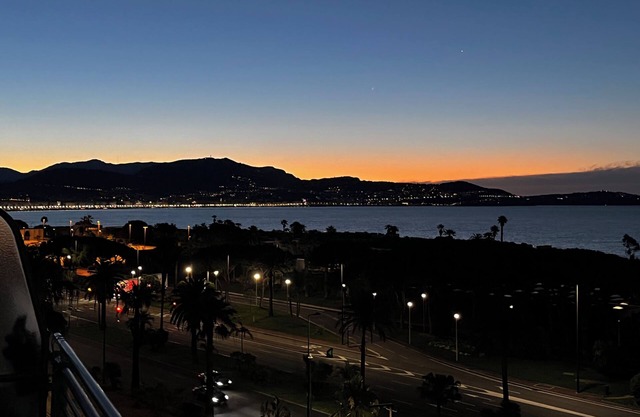 Beautiful 2 bedroom flat with sea view.