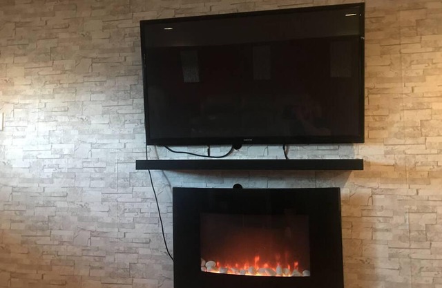 Beautiful 2 beds/1bath - 2 mins from Montreal - apartment in the heart of laval!