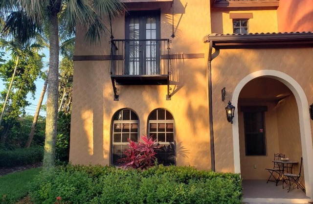 Beautiful 3 bedroom Townhouse in Ole at Lely Resort .3 miles from Village Center