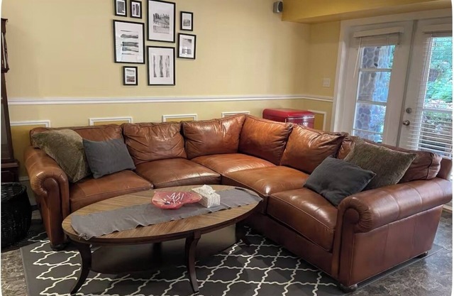 Beautiful 3 beds 2 bath Garden level suite in south Surrey