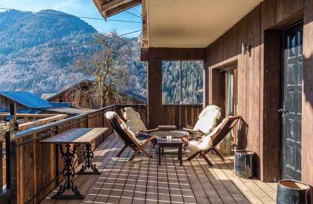 Beautiful 3 dbl bed, 3 bath chalet 5 mins from Morzine and the Portes du Soleil