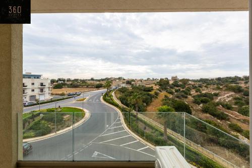 Beautiful 3BR home with private balcony with WIFI & AC by 360 Estates