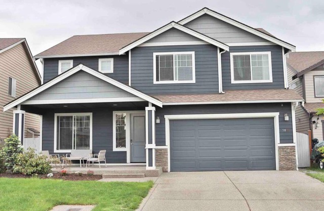 Beautiful 4 Bedroom home w/ Dining Room & big yard