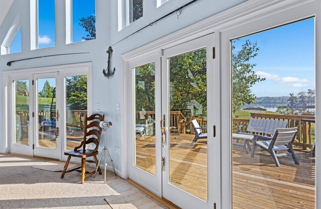 Beautiful 4-Bedroom Lakefront Cottage with Dock