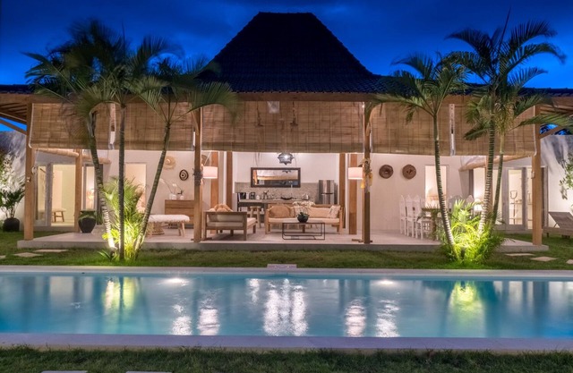 Beautiful 4 BR villa in Seminyak square