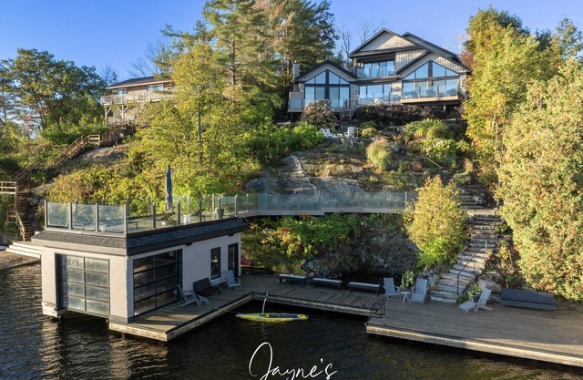 Beautiful 5 bed 5 bath cottage on Lake Muskoka with 1 slip boathouse