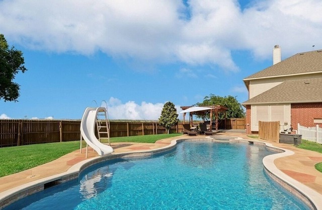 Beautiful 5 Bedroom Home W/Pool, Spacious Backyard, Countryside View