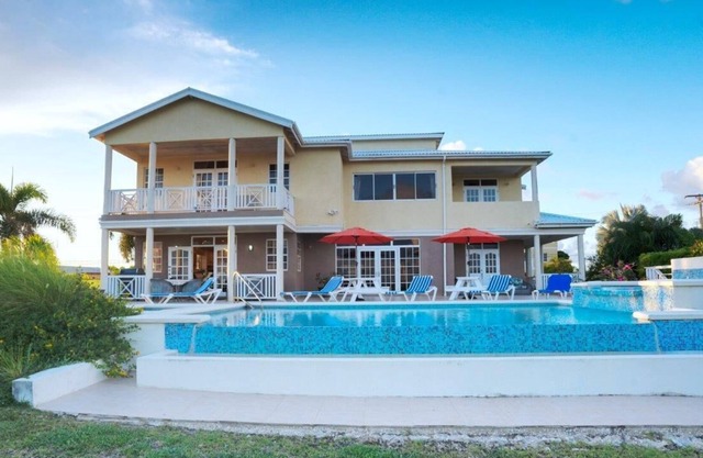 Beautiful 5-bedroom villa for short-term rental