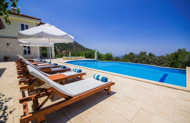 Beautiful 5 Bedroom Villa with Very Private and Heated Pool, Distant Sea Views