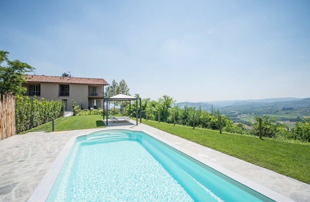 Beautiful apartment in villa with A/C, pool, WIFI, TV, patio, panoramic view and parking