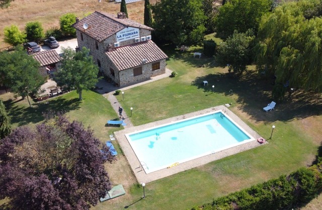 Beautiful apartment in villa for 2 guests with A/C, pool and TV, close to Siena