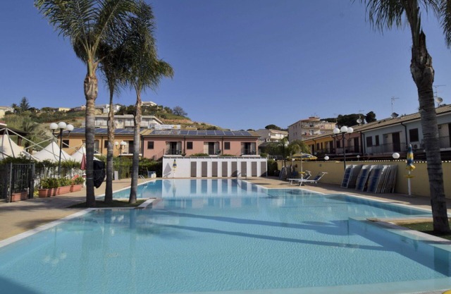 Beautiful apartment for 4 guests with WIFI, A/C, pool, TV and balcony