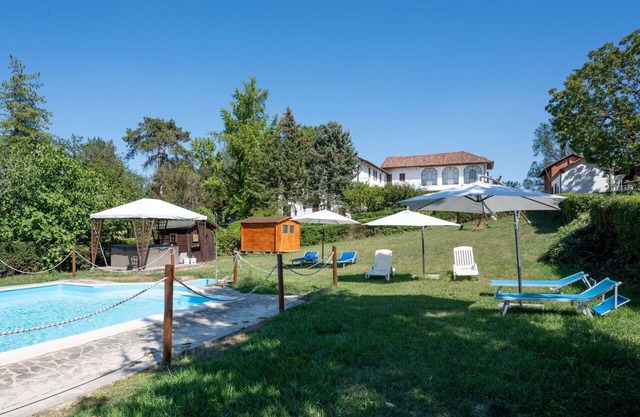 Beautiful apartment in villa for 6 guests with WIFI, A/C, pool, terrace and pets allowed