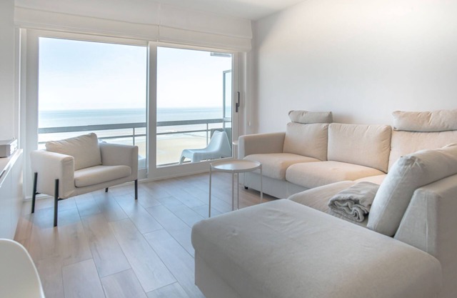 Beautiful apartment with frontal sea view