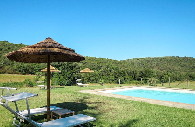 Beautiful apartment in villa for 2 guests with WIFI, pool, TV and patio