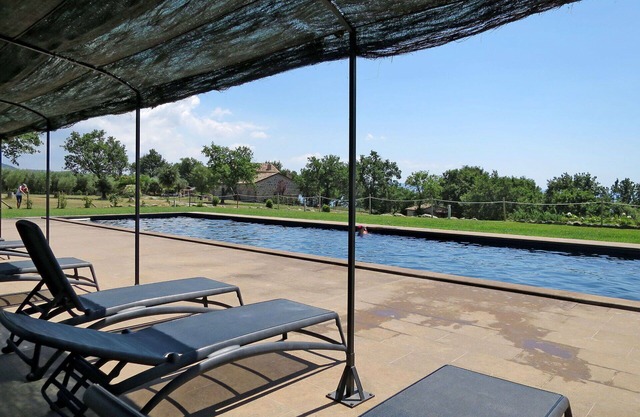 Beautiful apartment in villa for 2 guests with pool, TV, terrace and pets allowed