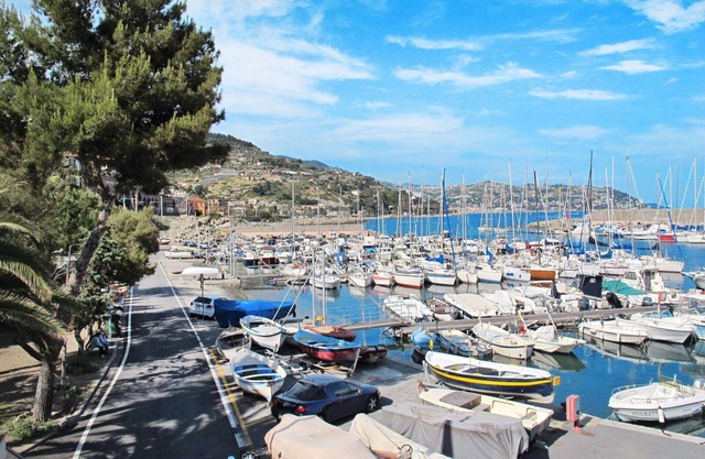 Beautiful apartment for 4 guests with WIFI, A/C, balcony and pets allowed