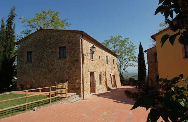 Beautiful apartment for 6 people with WIFI, pool, A/C, TV and pets allowed, close to San Gimignano