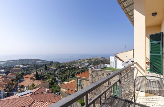 Beautiful apartment for 6 guests with WIFI, A/C, balcony and pets allowed