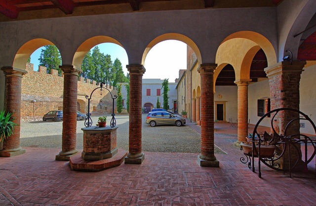 Beautiful apartment for 4 people with WIFI, A/C, TV and panoramic view, close to San Gimignano