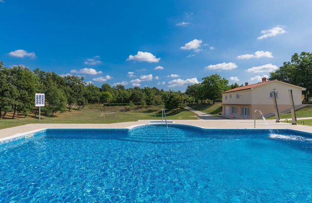 Beautiful apartment for 8 guests with A/C, pool, WIFI, TV and terrace