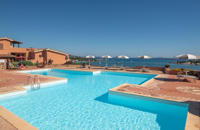 Beautiful apartment for 4 guests with pool, WIFI, A/C, TV, patio and pets allowed