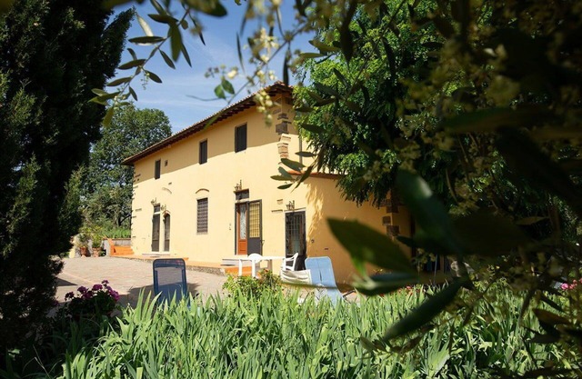 Beautiful apartment for 5 guests with pool, WIFI and panoramic view, close to Florence