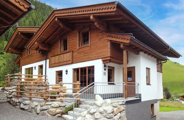 Beautiful apartment in villa for 9 people with WIFI, TV and terrace