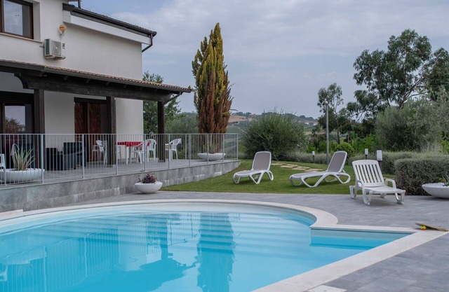 Beautiful apartment in villa with A/C, pool, WIFI, TV, patio, pets allowed and panoramic view