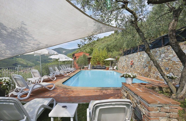 Beautiful apartment in villa for 6 guests with pool, WIFI, TV, patio and pets allowed