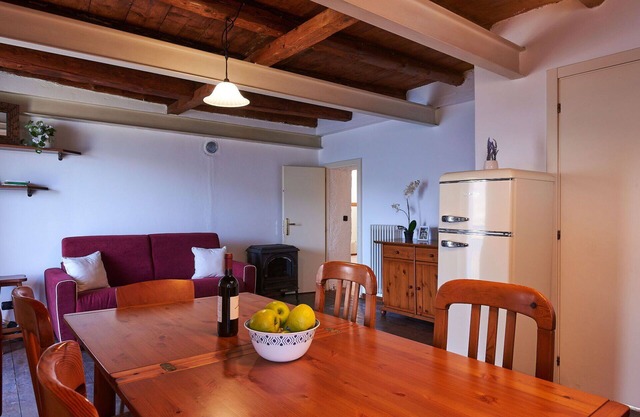 Beautiful apartment in villa for 6 guests with WIFI, TV, patio and pets allowed