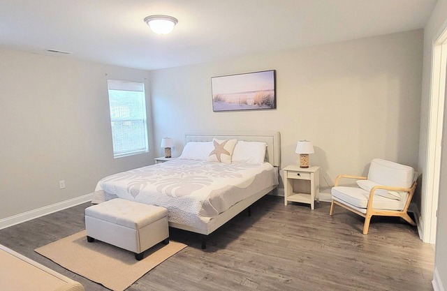 Beautiful beach themed 4-bdrm home in Sunset Beach. Newly added private fencing!