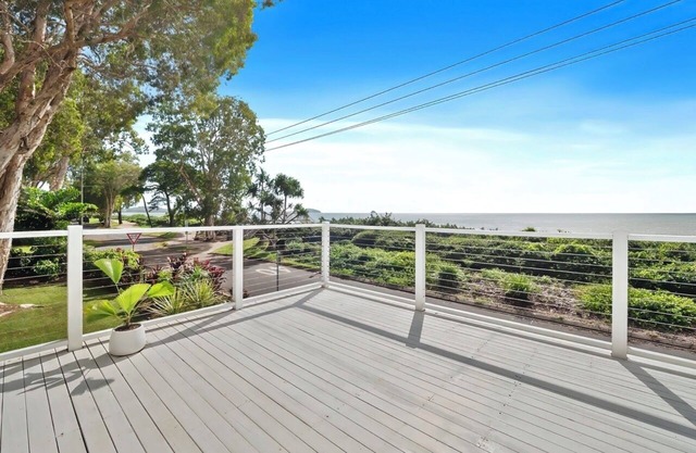 Beautiful Beachfront Holiday Home in Clifton Beach