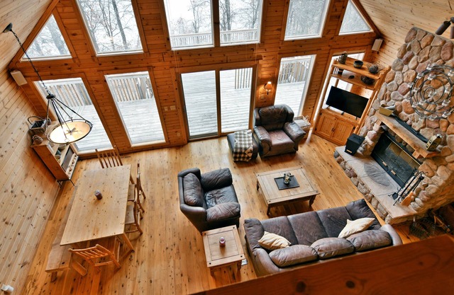 Beautiful Cedar Chalet Lake Cabin on Middle Lake!