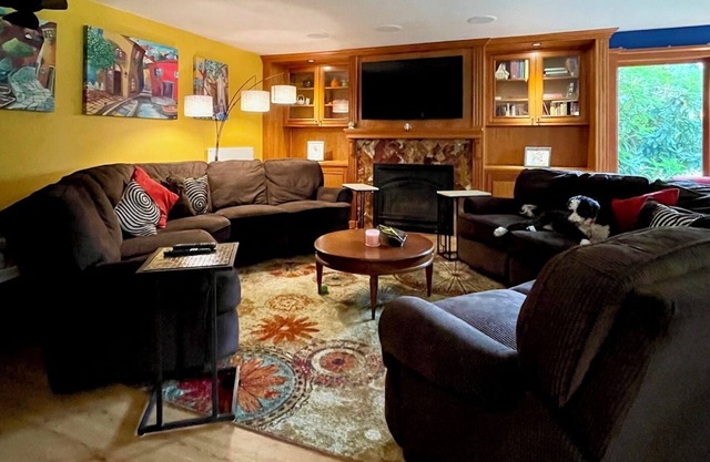 Beautiful Central Tacoma 2 bd/2 ba Condo on golf course . Pet-1 medium dog ok