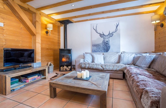 Beautiful chalet with hot tub, central Morzine, fantastic ski-in location.