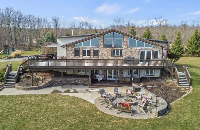 Beautiful Chalet with VIEWS/Pool/Hot tub/Pond!