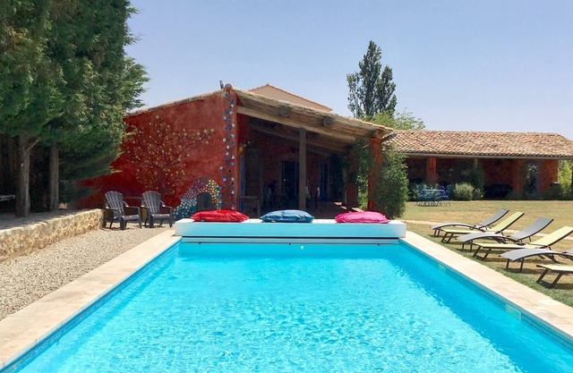Beautiful character house, rated 5 stars, heated pool, terrace, garden, near Uzè